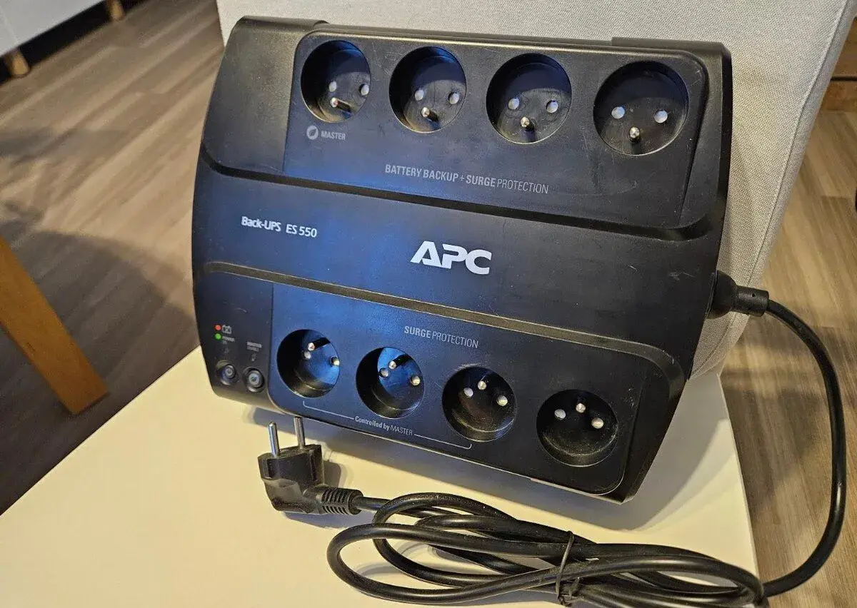 Záložní zdroj UPS APC Back-UPS ES 550 - 550VA/330W