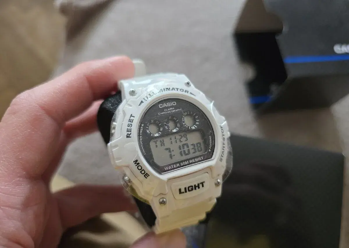 Casio W-214 (bílé) - nenošené, fólie na displeji