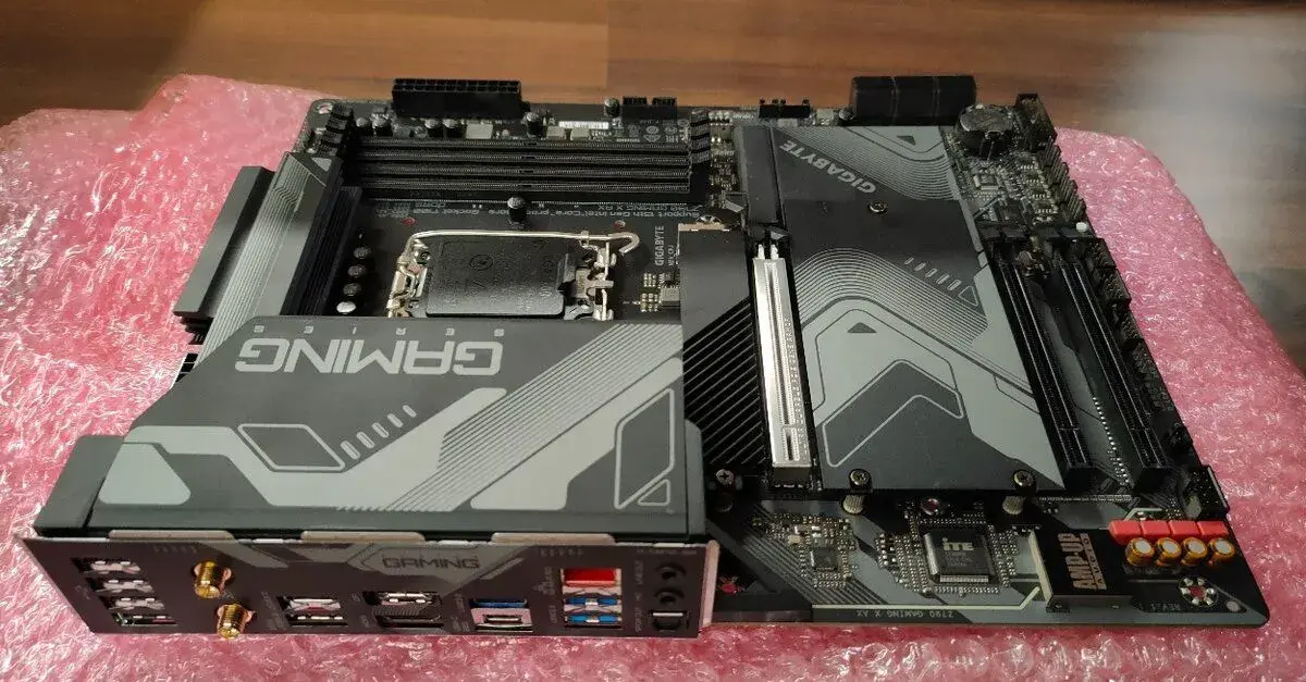 GIGABYTE Z790 GAMING X AX