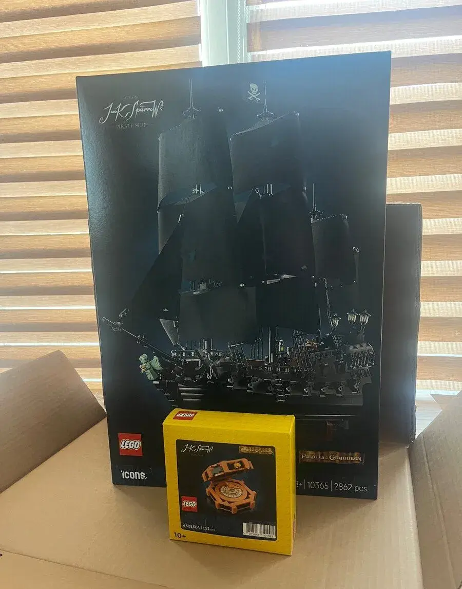 LEGO 10365 Pirátská loď + LEGO 5009609 Kompas