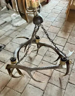 Lustr, Lampa z jeleního paroží 3-ramenná.