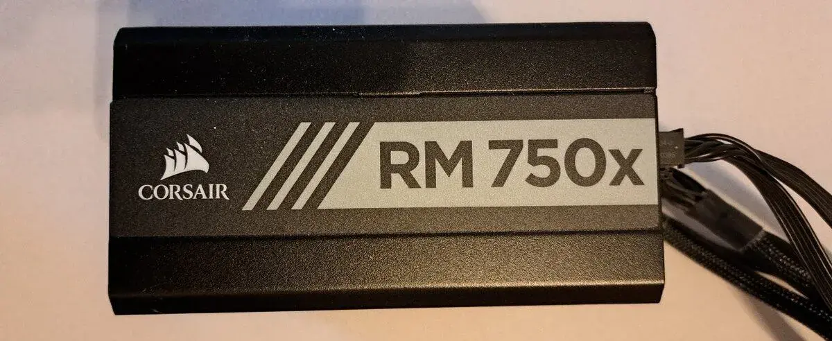 PC zdroj CORSAIR RM750x — 750w - 80 PLUS® Gold