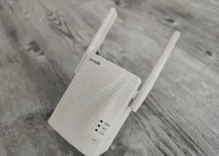 Dvoupásmový Wi-Fi extender Tenda A18 (AC1200)