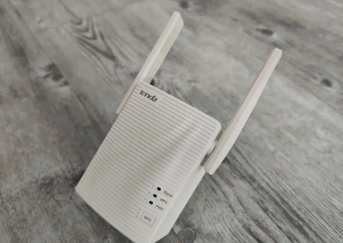 Dvoupásmový Wi-Fi extender Tenda A18 (AC1200)