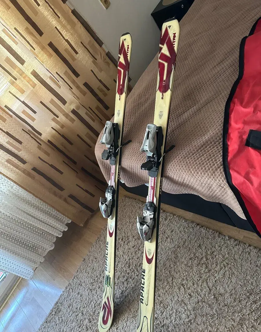 🎿 Sjezdové lyže Atomic Apache + vázání
