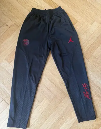 Klučičí tepláky Jordan velikost 16