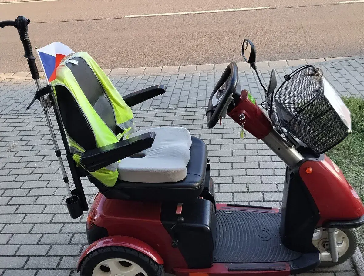 Elektrickou invalidní tříkolku JAWA