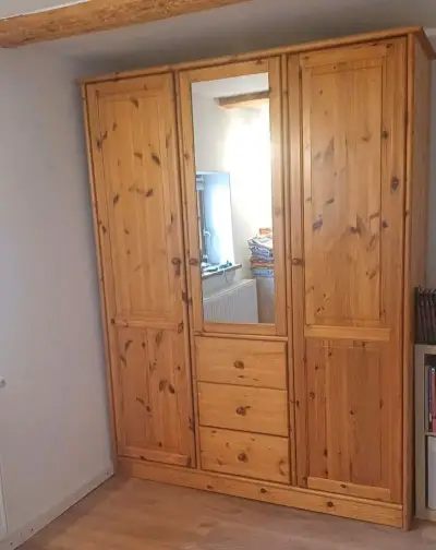 Šatní skříň se zrcadlem - masivní borovice