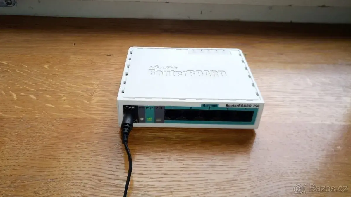 RouterBOARD RB/750 s adapterem