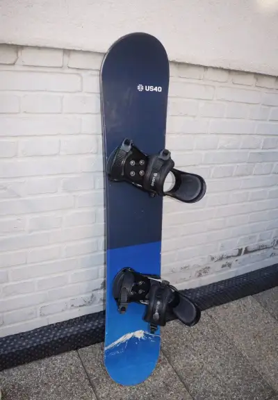 Snowboard 147 cm US 40 + vázání, dobrý stav.