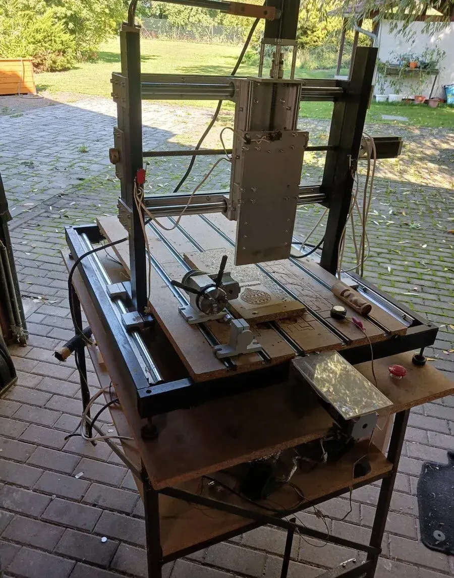 Portálová hobby CNC frézka na ocelové konstrukci