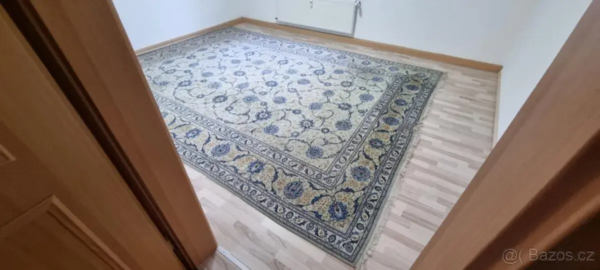 Ručně tkaný vlněný koberec
