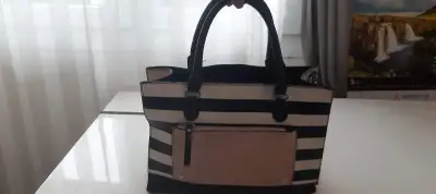 Originální pruhovaná kabelka do ruky