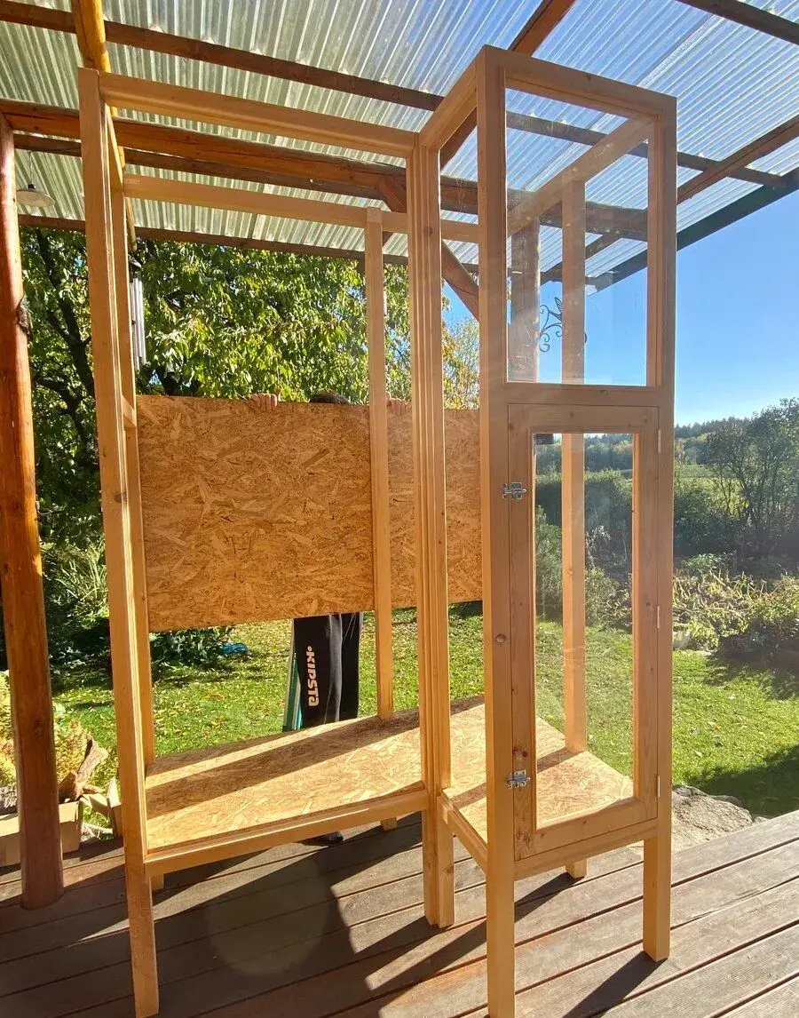 Rohové terárium ve tvaru L, šířka 150 cm a výška 250 cm