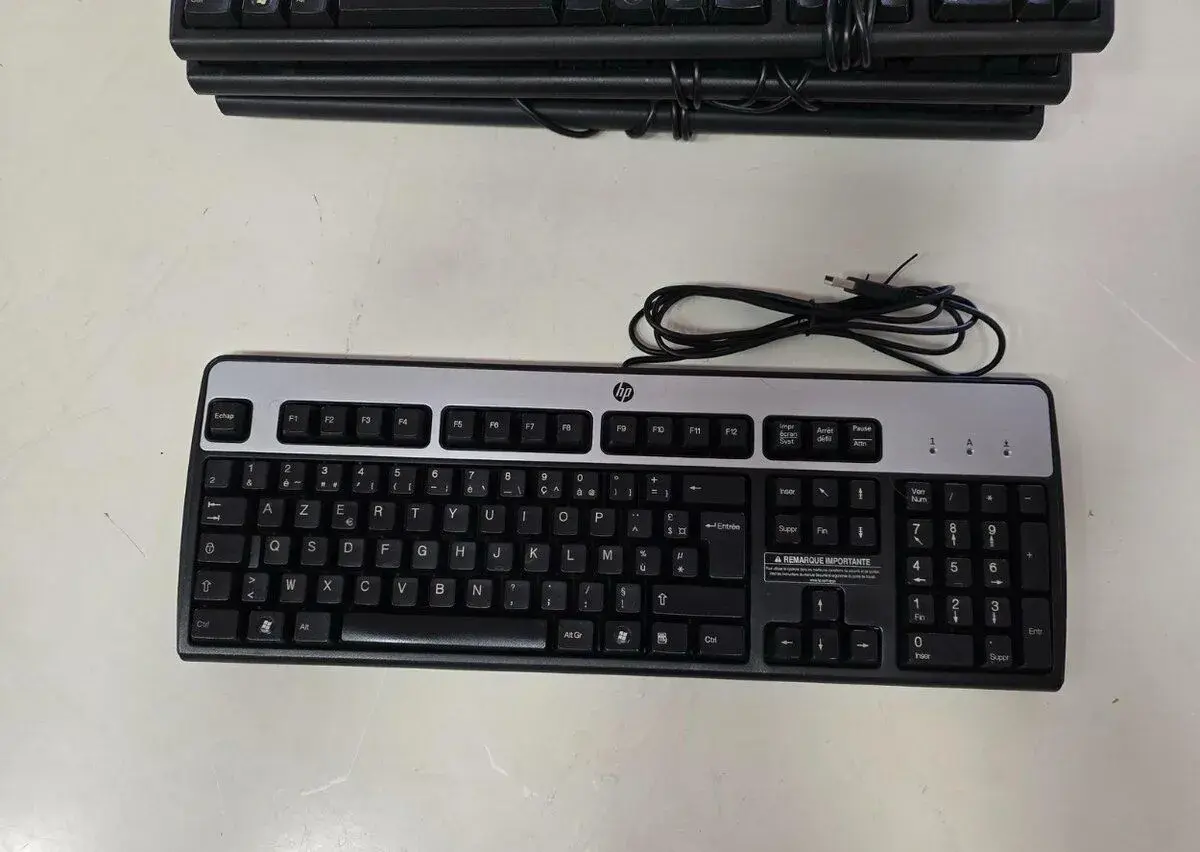 Klávesnice HP starší v OK stav - lokace klavesnice Francie