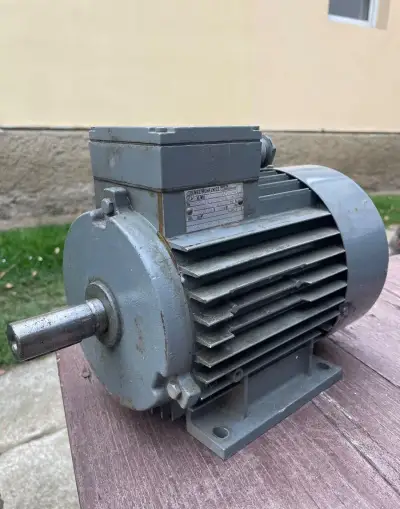 2 elektromotory MEZ Mohelnice – 1,5 kW a 0,75 kW