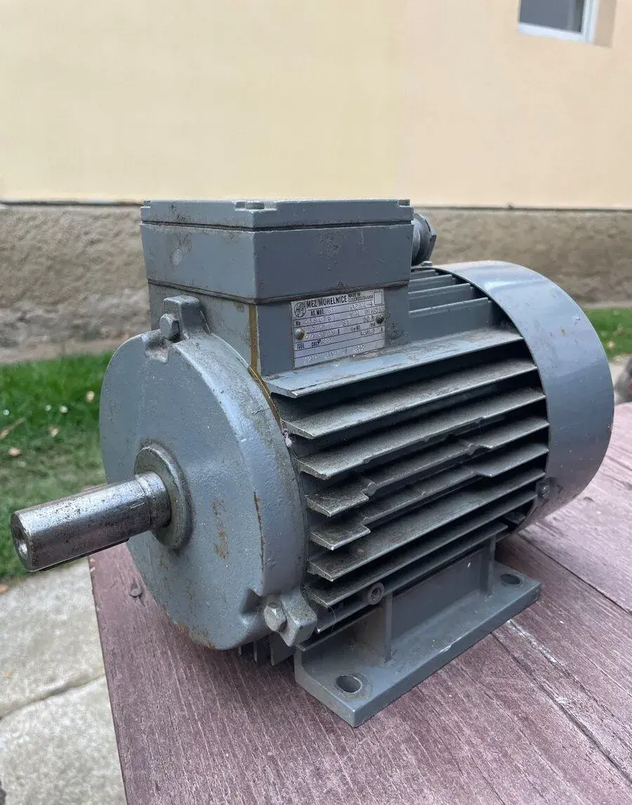 2 elektromotory MEZ Mohelnice – 1,5 kW a 0,75 kW