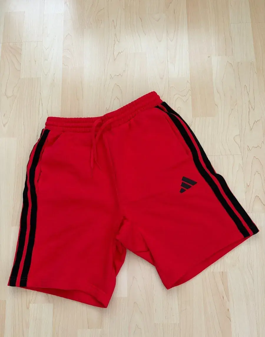 Adidas červené kraťasy – vel. M – jako nové