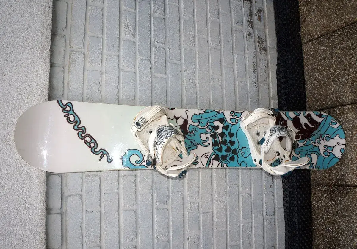 Skoro nový snowboard 150 cm Airtracks +vázání Reverse Boards