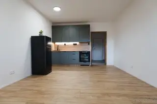 Novostavba 1+kk (37 m²) s balkonem a kuchyní na míru – Zbůch
