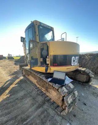 CAT nebo Komatsu stojí? Počítačová diagnostika u stroje