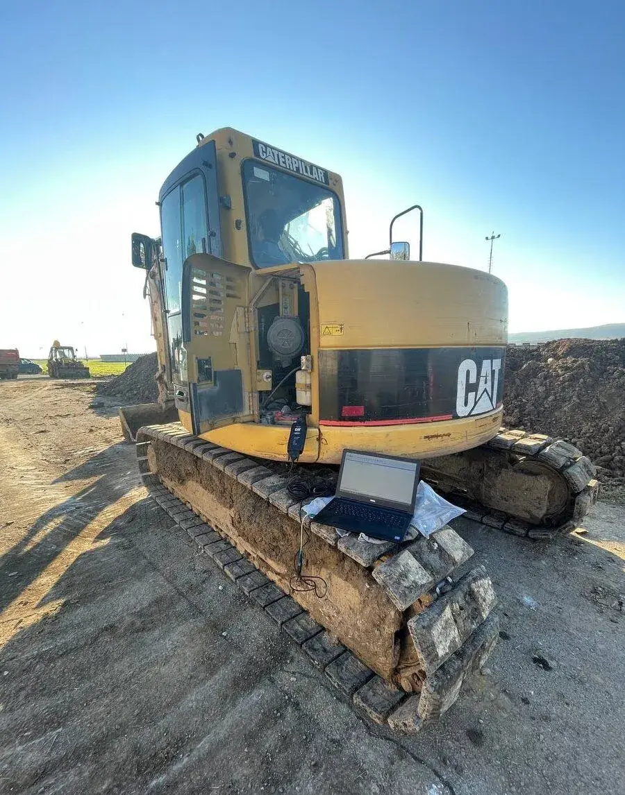 CAT nebo Komatsu stojí? Počítačová diagnostika u stroje
