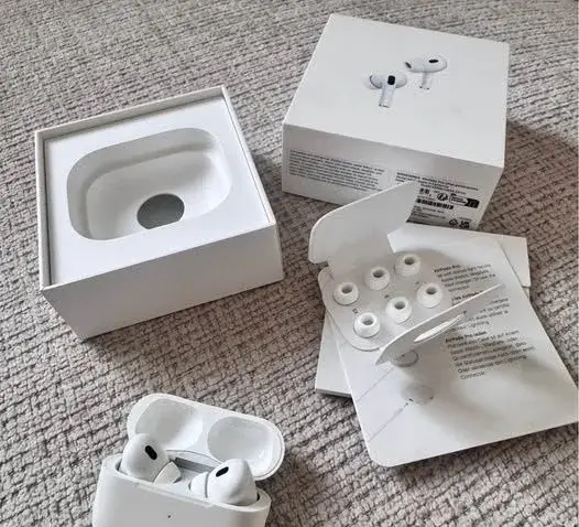 Apple AirPods Pro 2 s Lightning MagSafe nabíjecím pouzdrem