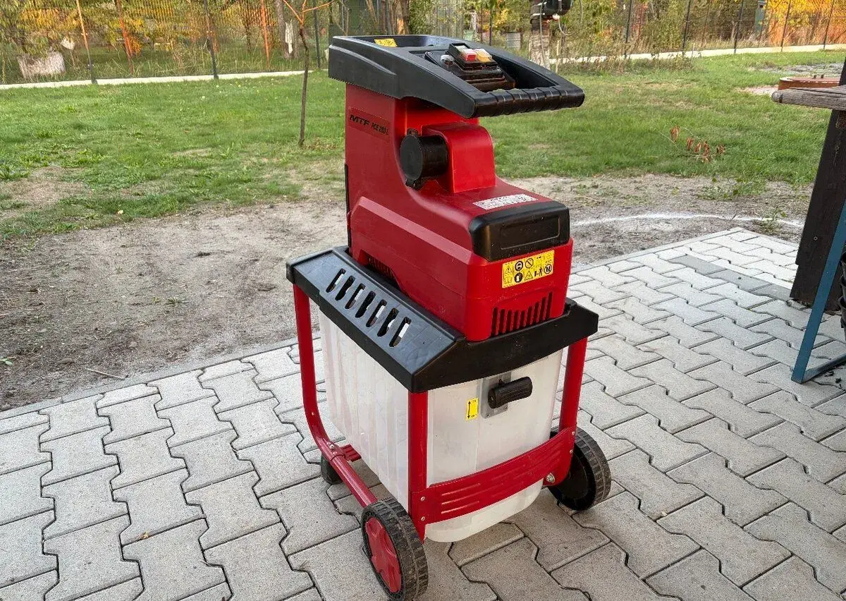 Elektrický štěpkovač 2,8 kW 230 V PO SERVISU, PŘIPRAVEN K P
