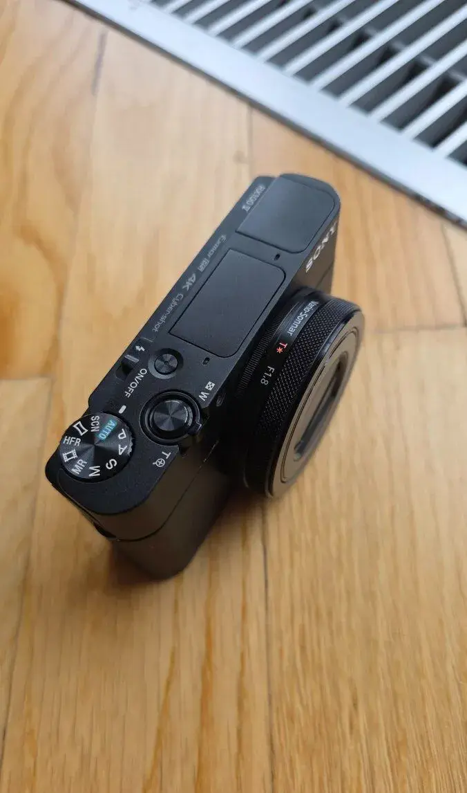 Sony RX 100 V + extra baterie a ochranný futrál
