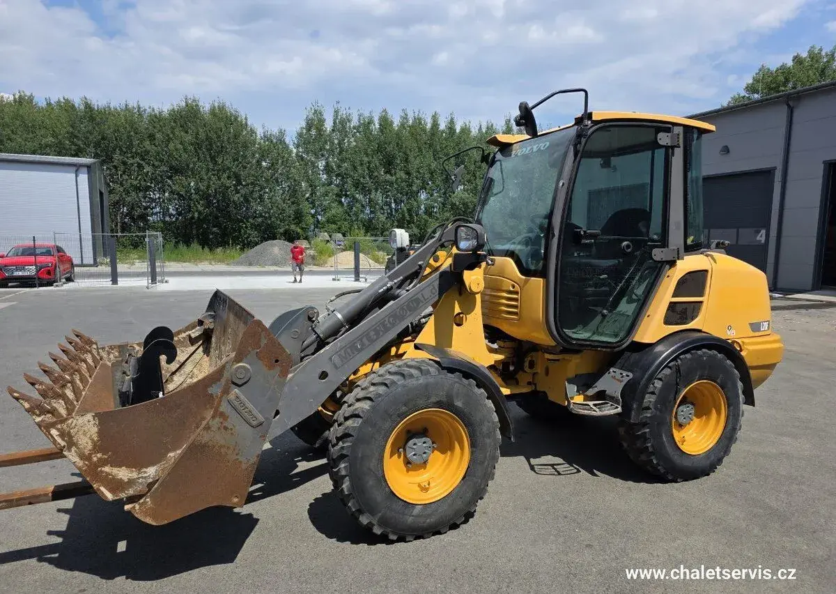 Kolový nakladač VOLVO L20 F, r.v. 2017, 2484 mth, STAV