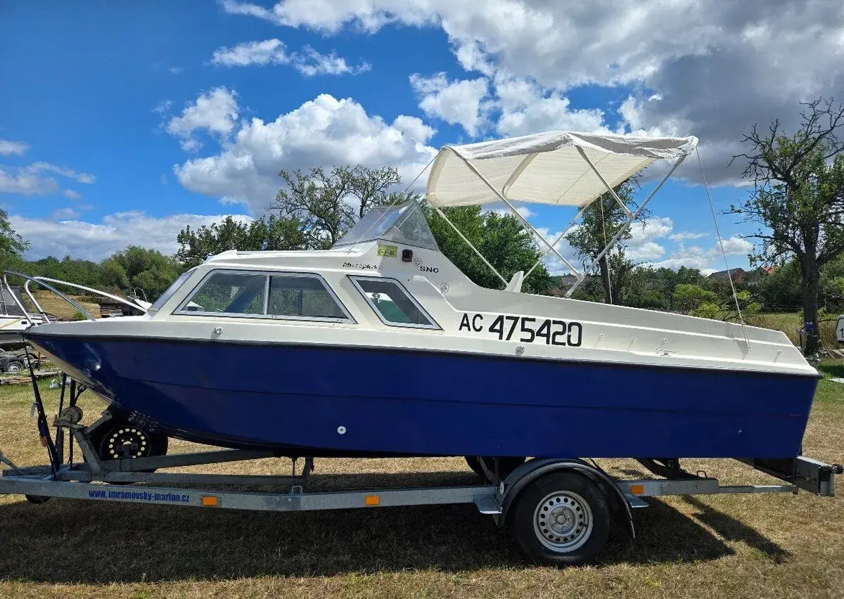 Kajutova lod 5.6x2.2m, az 115hp motor, vlek