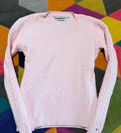 TOMMY HILFIGER PASTELOVÝ ELEGANTNÍ DÁMSKÝ SVETR S(M)