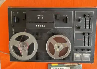 Tesla B101 Stereo – kotoučový retro magnetofon.