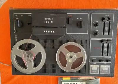 Tesla B101 Stereo – kotoučový retro magnetofon.