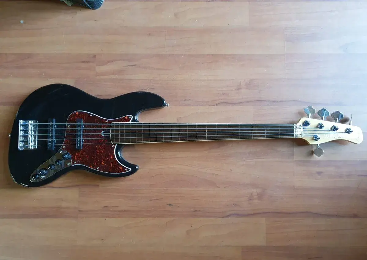 basová kytara Marcus Miller pětistrunná