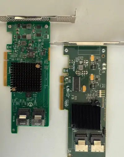2× LSI SAS RAID / HBA řadič PCIe – 2× Mini-SAS