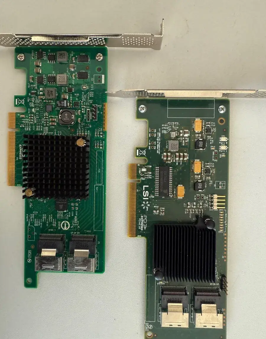2× LSI SAS RAID / HBA řadič PCIe – 2× Mini-SAS