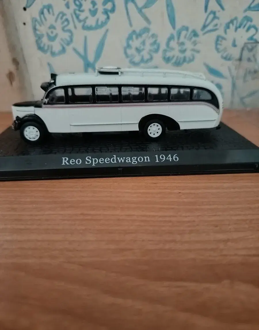 Model autobusu Reo speedwagon 1946