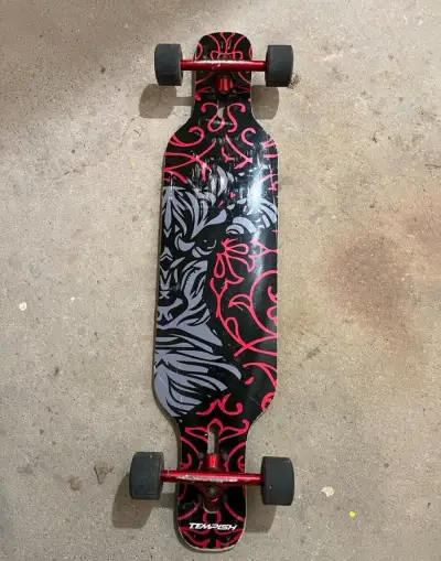 Longboard značky Tempish v červenočerném provedení