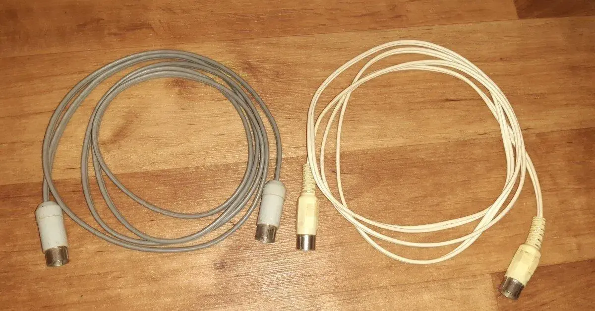 Audio kabely DIN 3-3 a 3-5 kolík. Nebo vyrobím dle požadavků