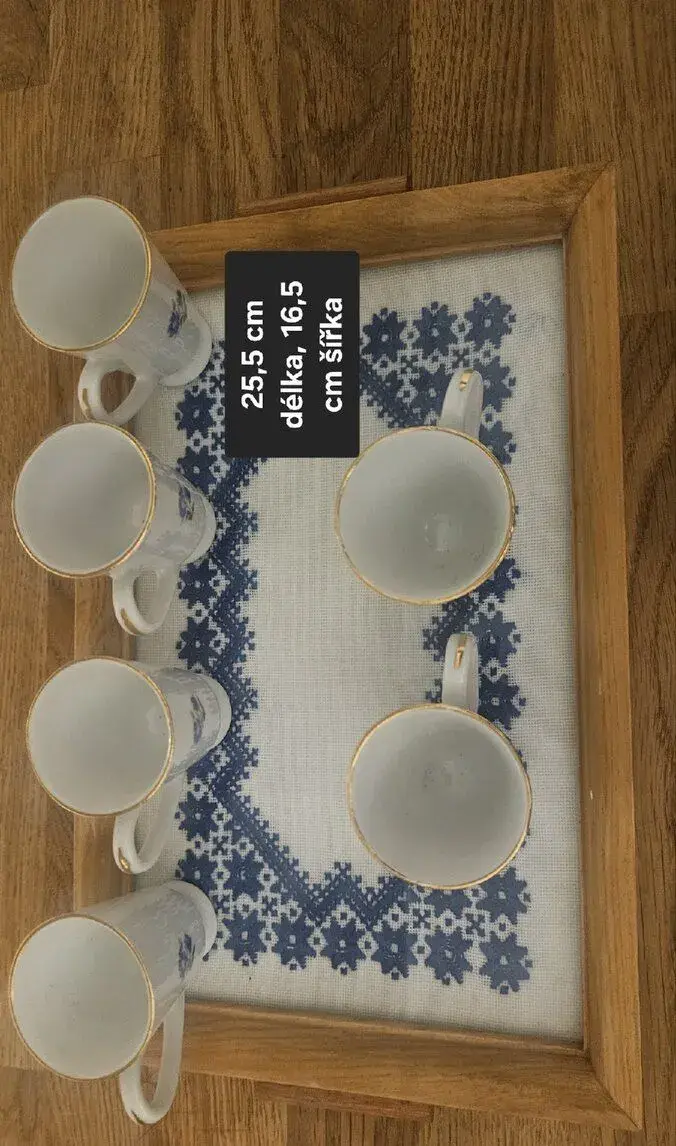 Keramický retro set panáčků plus ručně vyšívaný podnos
