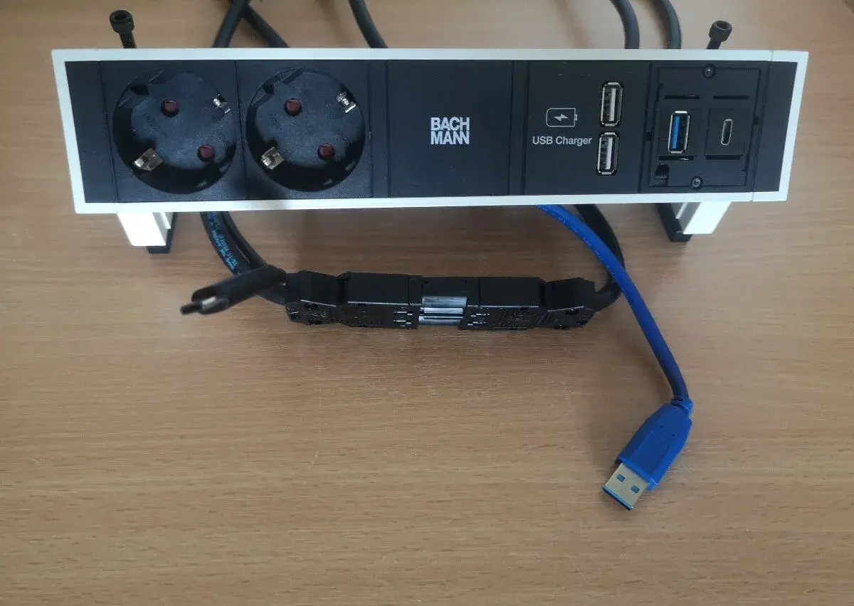 Zásuvková lišta Bachmann 230v 2x USB + modul do PC