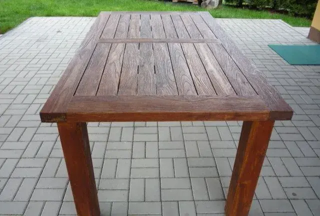 Teakový stůl