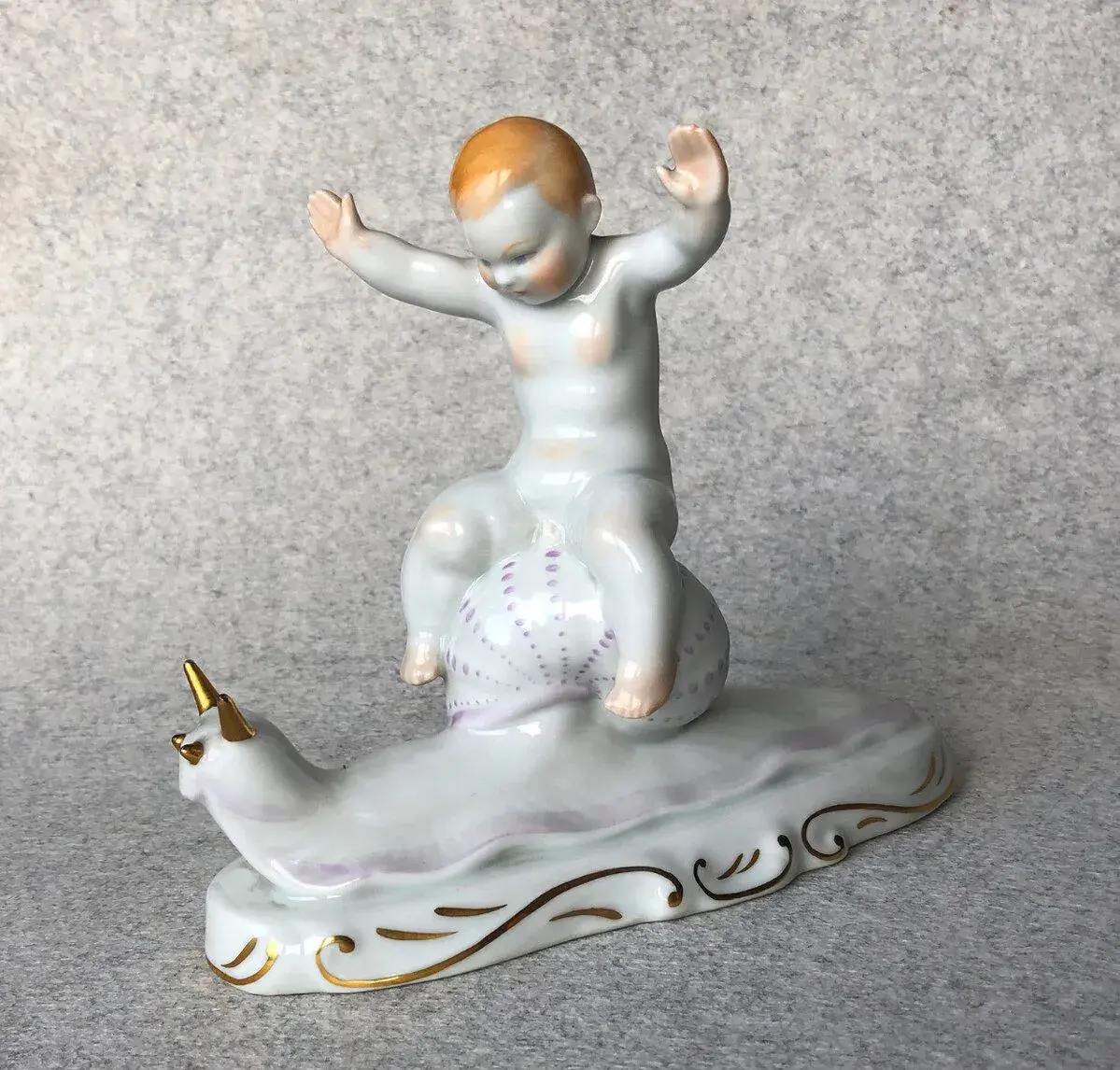 Chlapec jedoucí na šneku - Herend porcelán - 1960-69