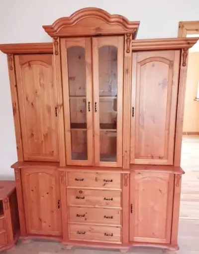 Vitrína a komoda - masivní borovice, pěkný stav