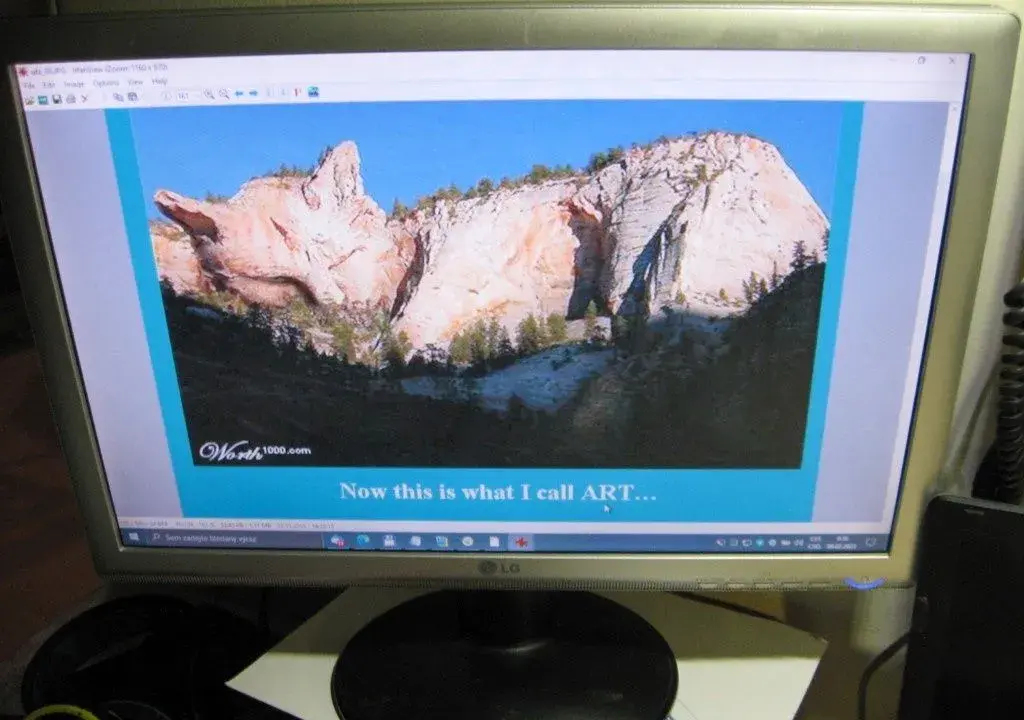 Monitor LG stříbrný 19" širokoúhlý