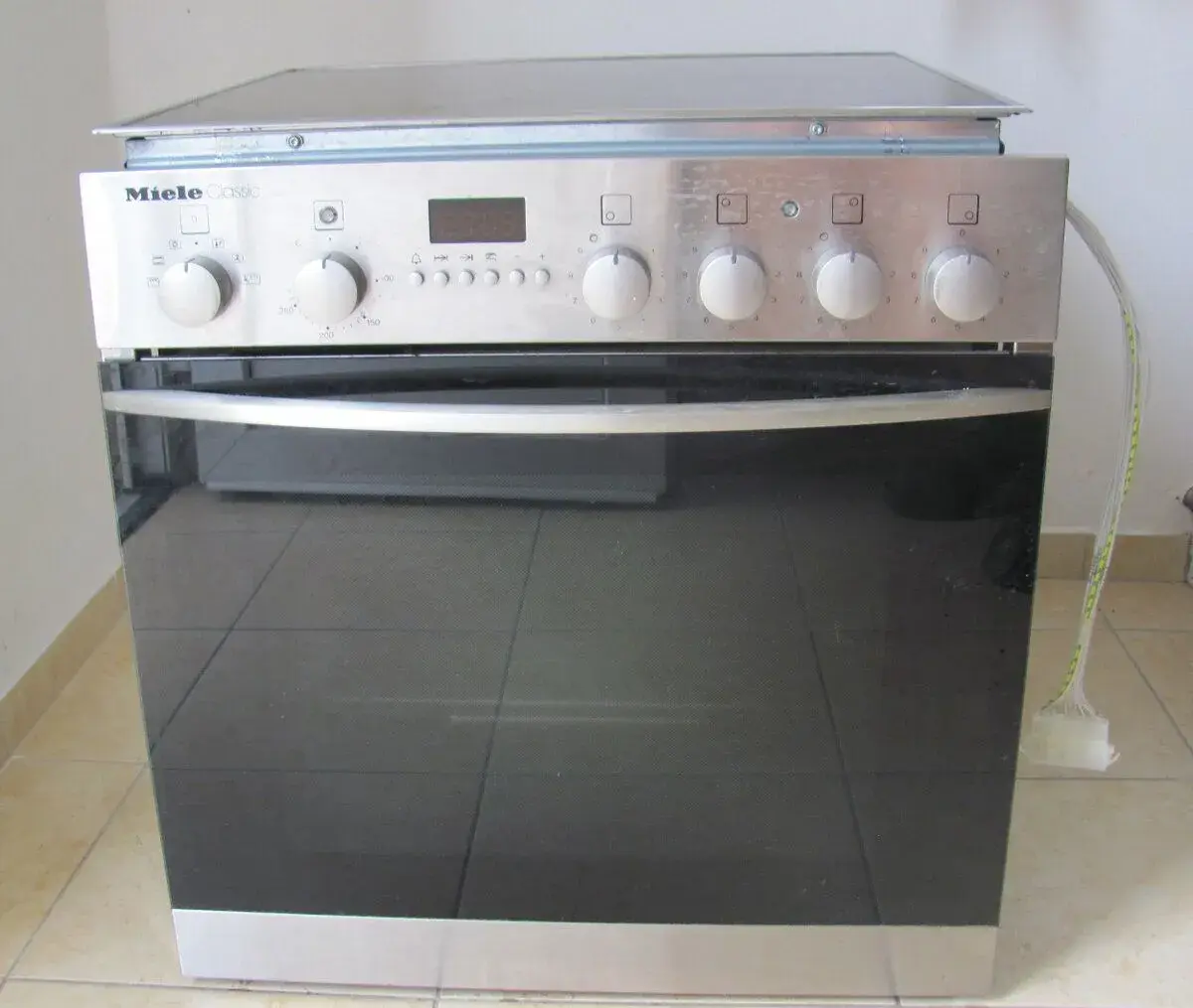 VESTAVNÁ MULTIFUNKČNÍ TROUBA + DESKA MIELE