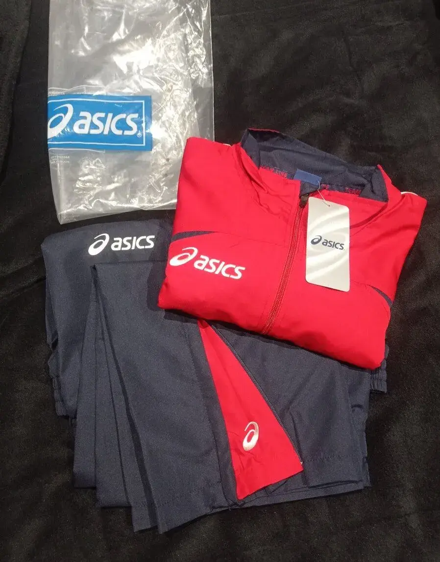 Nové sportovní soupravy Asics, L, XXL