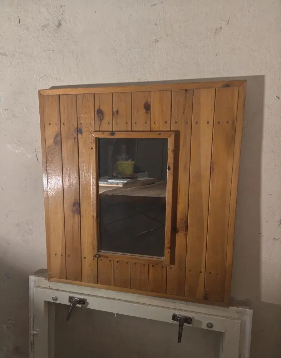 Zrcadlo obložené prkny v dřevěném rámu