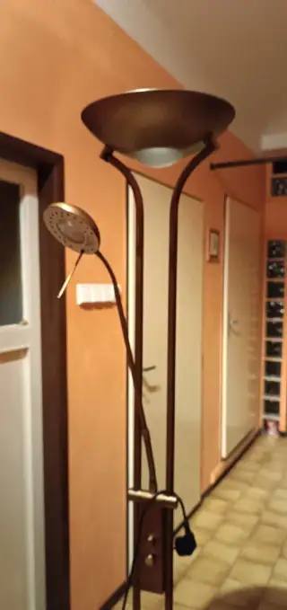 Stojací lampa stmívatelná